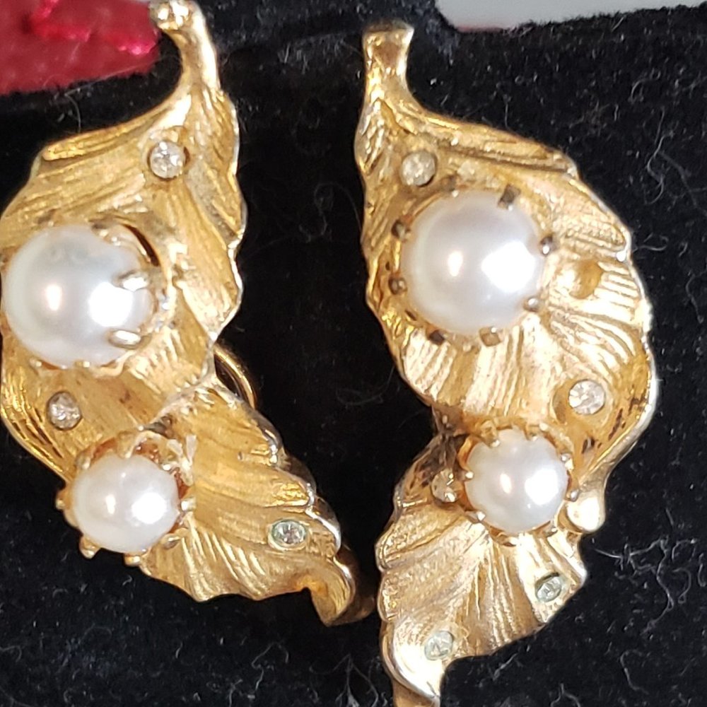 Vintage Costume Jewelry Earrings – Pearl and Gold